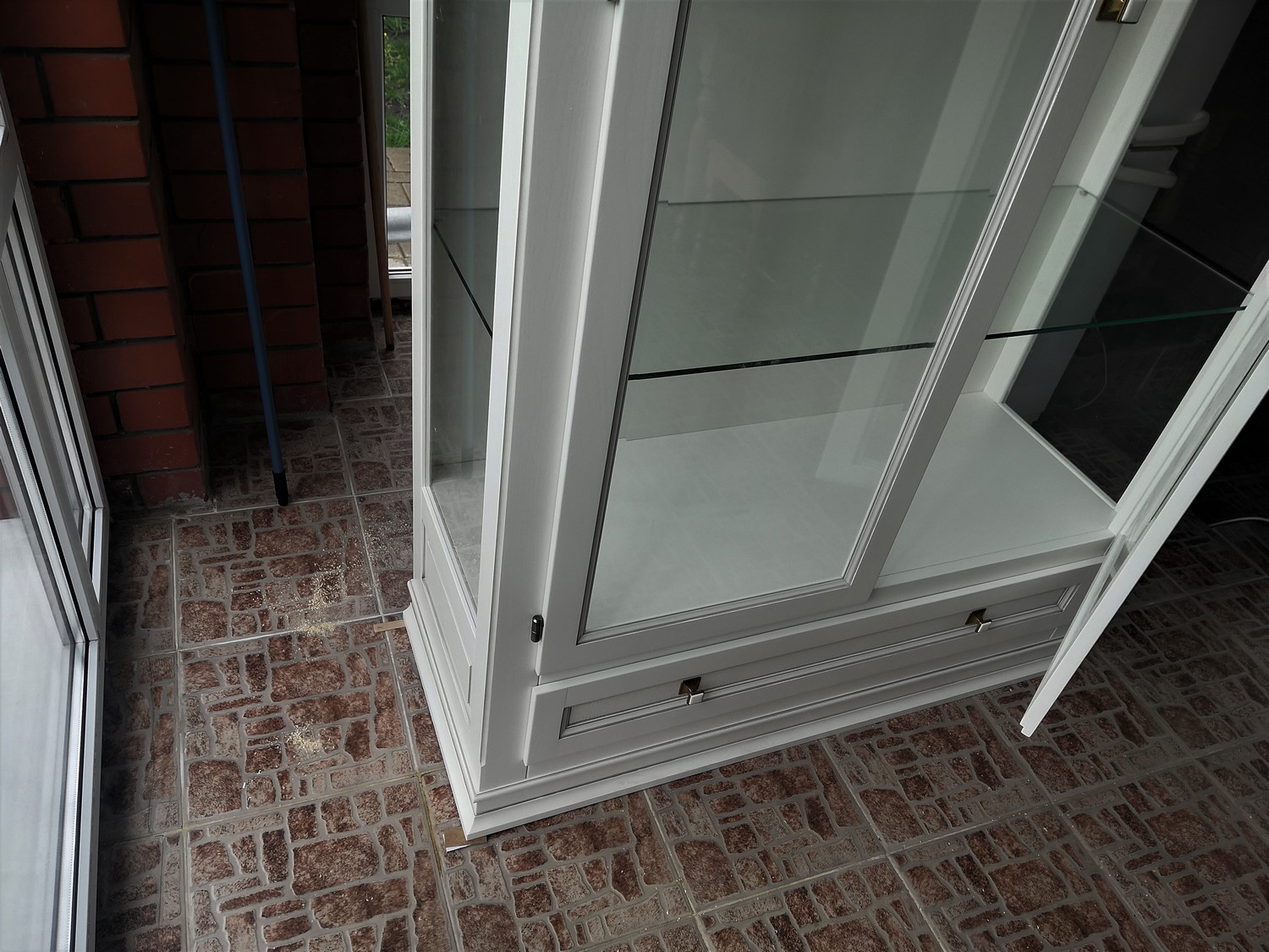 Изображение: Шкаф витрина для посуды 6